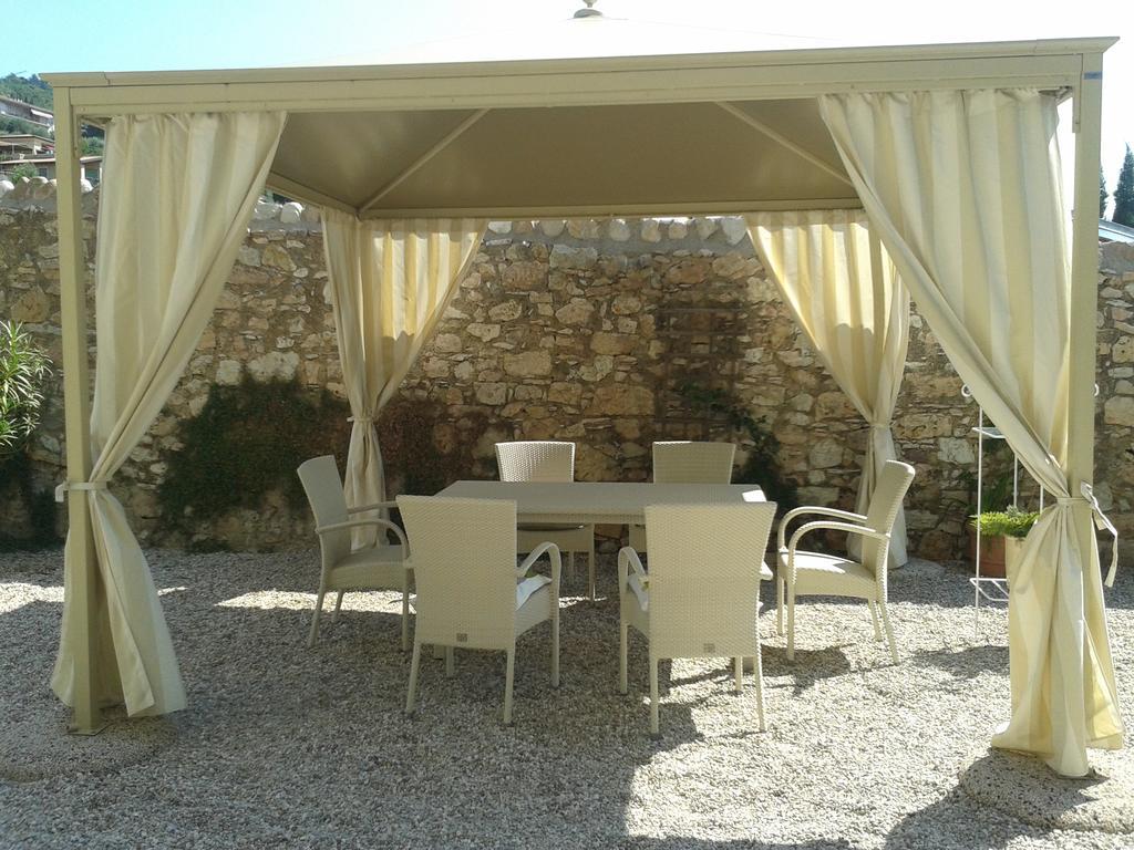 Aparthotel Residenza Le Logge Torri Del Benaco Esterno foto
