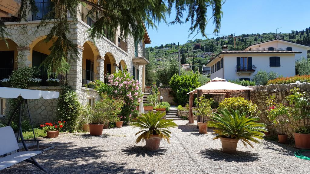 Aparthotel Residenza Le Logge Torri Del Benaco Esterno foto