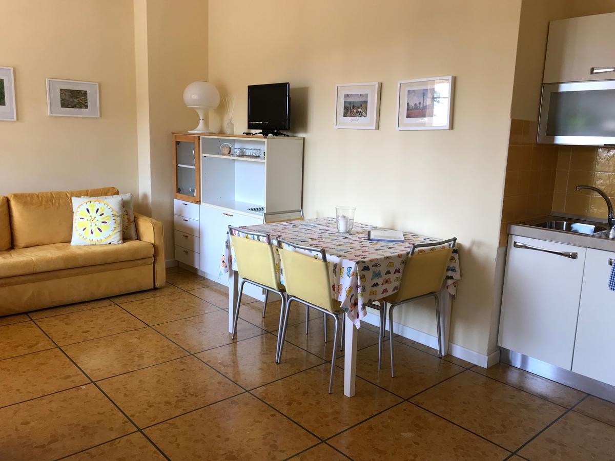 Aparthotel Residenza Le Logge Torri Del Benaco Esterno foto