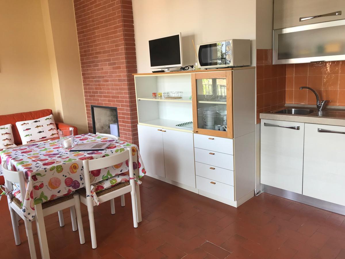 Aparthotel Residenza Le Logge Torri Del Benaco Esterno foto