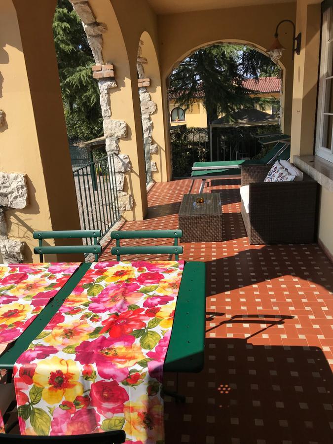Aparthotel Residenza Le Logge Torri Del Benaco Esterno foto
