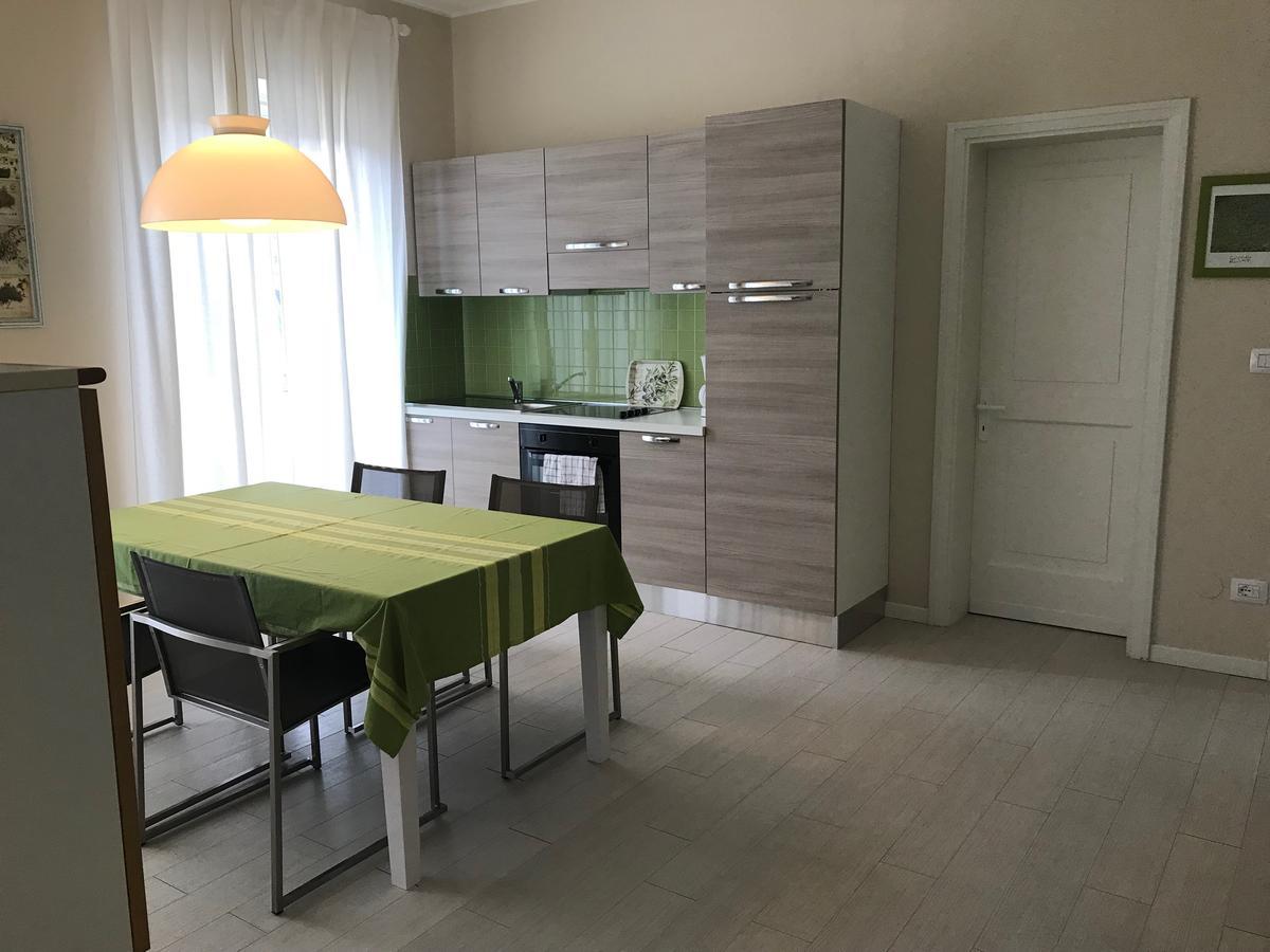 Aparthotel Residenza Le Logge Torri Del Benaco Esterno foto