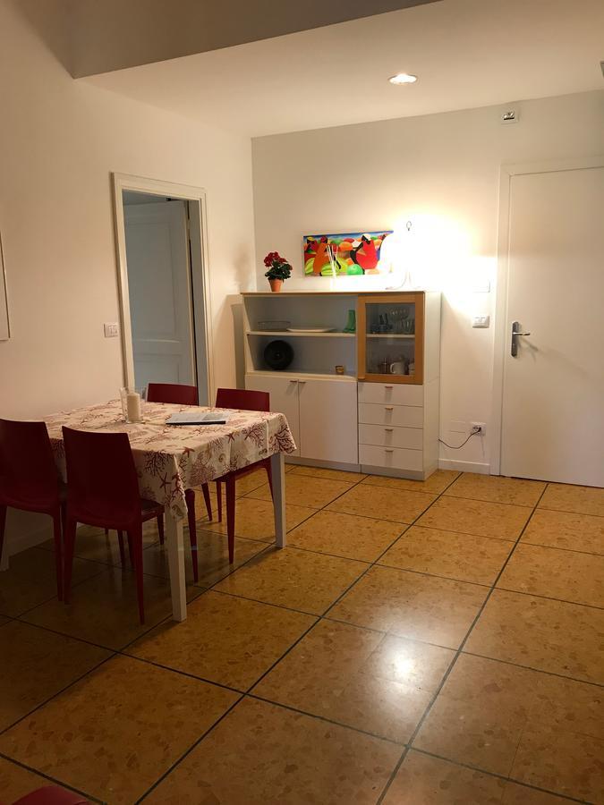 Aparthotel Residenza Le Logge Torri Del Benaco Esterno foto